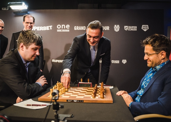 Liniștea dinaintea furtunii: toate partidele din Runda I a Superbet Chess Classic 2021 s-au încheiat cu remiză